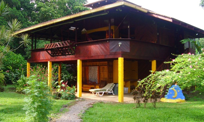 Puerto Viejo de Talamanca House | Cozy Carribean style 3 Bedroom House-50m from the beach!