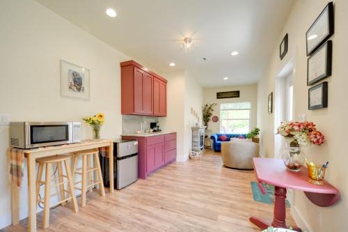 Cottonwood Shores Apartment | Cozy Casita and Cabana on Lake Marble Falls!