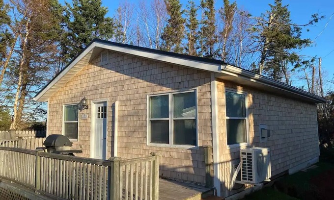 Cavendish Cottage | Cozy Cavendish cottage Manitou (#9) with private hot tub!