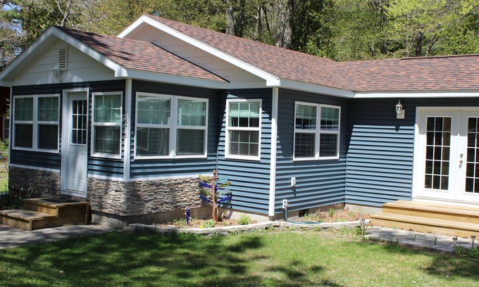 Arcadia House | Cozy Cedar Cottage Just Off Scenic M22 by Lower Herring Lake