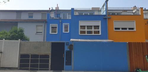 Milbertshofen Apartment | Cozy central APARTMENT Leopoldstrasse -3,5 rooms with sauna and garden