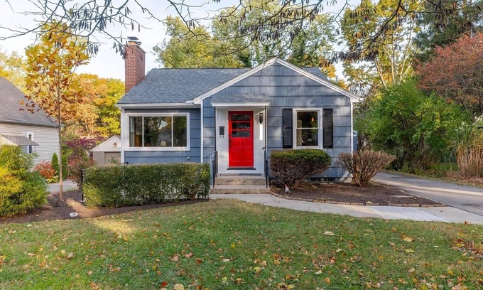 Clintonville House | Cozy Central Clintonville Abode! Close to OSU, Riverside, and the city buzz!