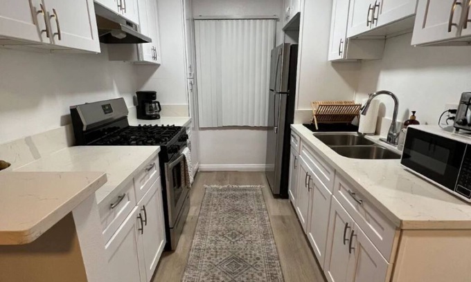 Wilshire House | Cozy Central LA home near Hollywood