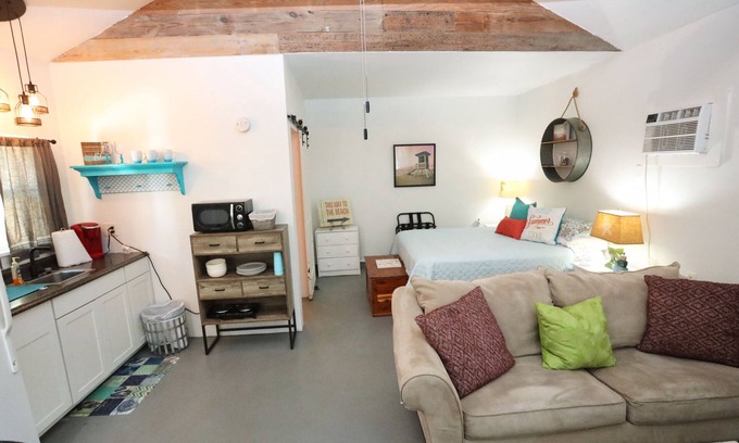Galveston Apartment | Cozy Central Studio 3 Min Dr to Beach + Pets Allowed