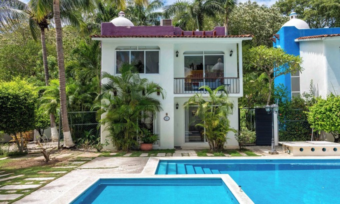 Crucecita House | Cozy & Centrally Located 3 bedroom with private yard