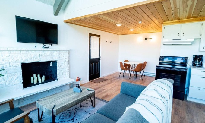 Ocean Shores Ski Chalet | Cozy Chalet in Ocean Shores located within steps from the beach