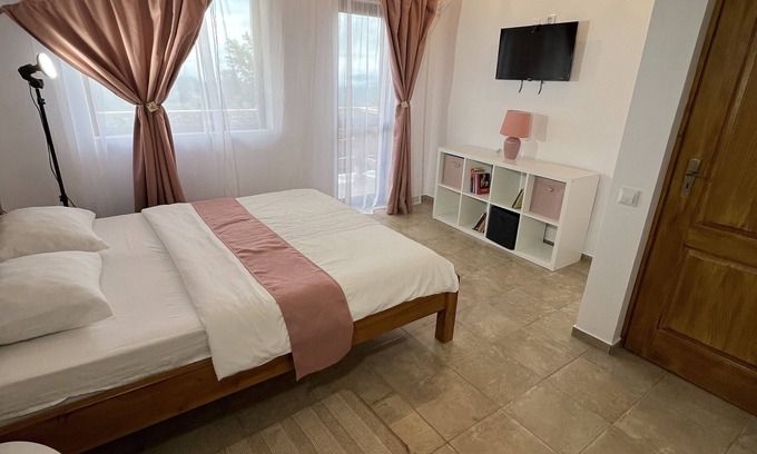 Bran Ski Chalet | Cozy Chalet in the heart of mountains near Bran Castle.Hot tube Sauna available