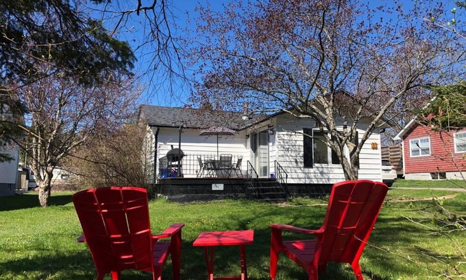 The Bluff House | Cozy chalet near the beach