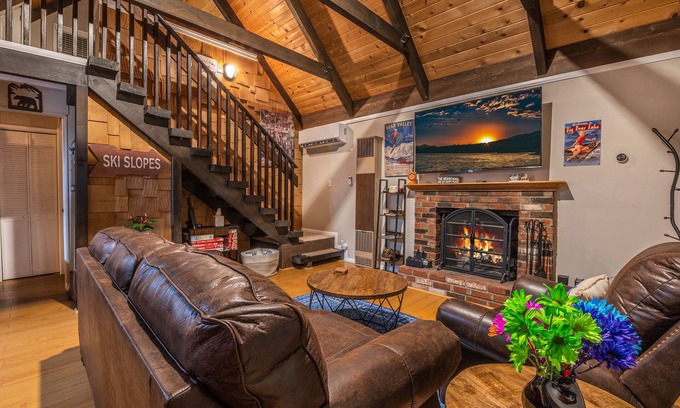 Big Bear Lake Cabin | Cozy Chalet❤️Spa Dog Friendly Fenced FirePit Near Village Mountain View