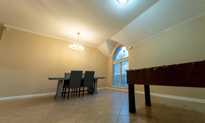 South Arlington House | Cozy Charming Brick Home Updated NEW furnitures! Arlington Central!