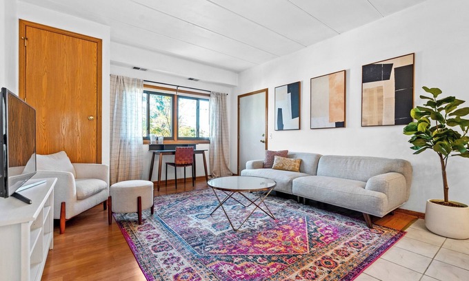 Chinatown Condo | Cozy Chinatown Apartment w free parking spot!