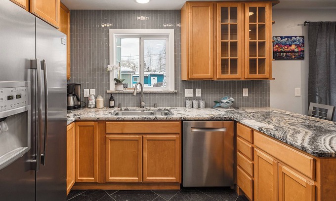 Sand Lake House | Cozy City Stay - 3bdrm near Airport