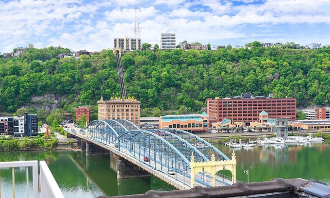 Bluff Apartment | Cozy City Views Apartment downtown perfect location with rooftop and gym