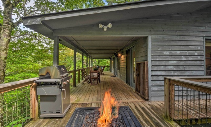 Clayton Cabin | Cozy Clayton Cabin w/Deck & Mountain Views!