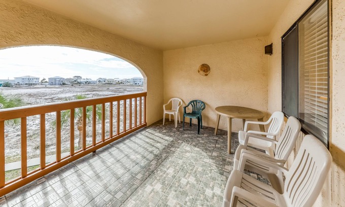 Navarre Beach Condo | Cozy coastal condo w/ a furnished balcony, shared pool, & easy beach access