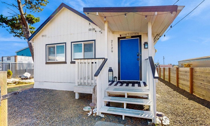 Westport House | Cozy Coastal Retreat in Westport’s Historic Marina District - 1 dog allowed