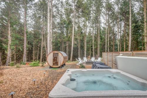 Lincoln City House | Cozy coastal retreat w/ocean and forest views