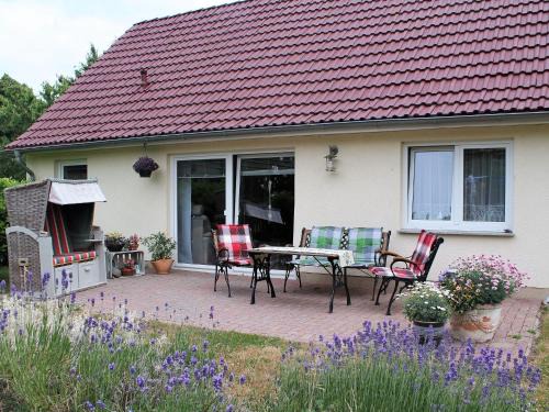 Hohenkirchen House | Cozy Coastal Stay with Garden
