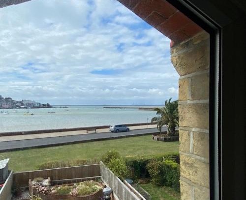 East Cowes House | Cozy coastguard cottage with sea views