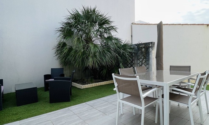 La Rochelle Apartment | Cozy cocoon of love with terrace and garden