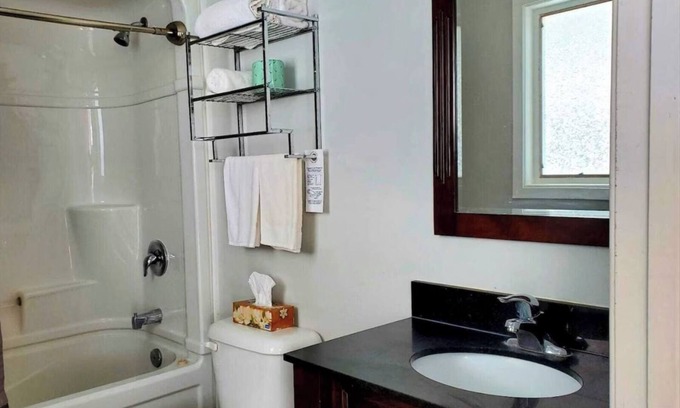Wiarton Apartment | Cozy Comfort Double Room 11 – Peninsula Motel, Minutes from Wiarton Waterfront