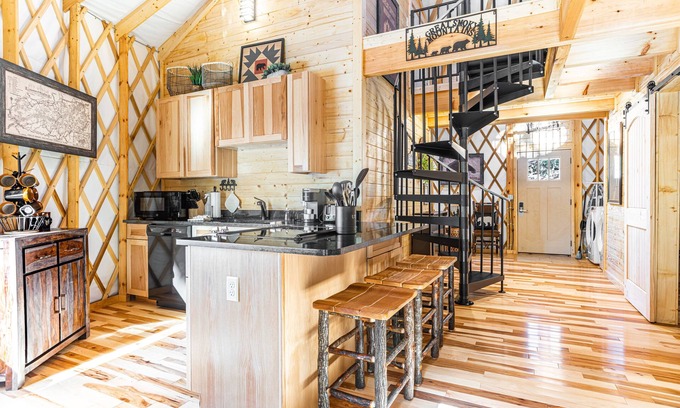 Pigeon Forge Cabin | Cozy Comforts 1br Huge Deck Hot Tub & Gas Grill - Next to Dollywood!