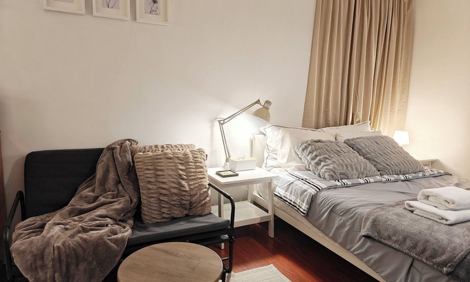 Grandview-Woodland Apartment | Cozy Commercial Oasis - Private Entrance Studio - 10 min to Downtown Vancouver