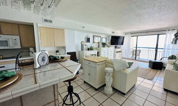 Cherry Grove Beach Condo | Cozy condo, ocean front, walk to restaurants and shops - Cherry Grove