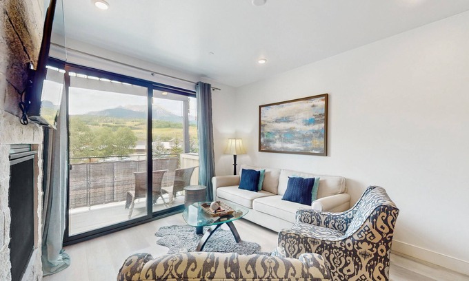 Silverthorne Condo | Cozy condo w/full kitchen, fast wifi, balcony & convenient location