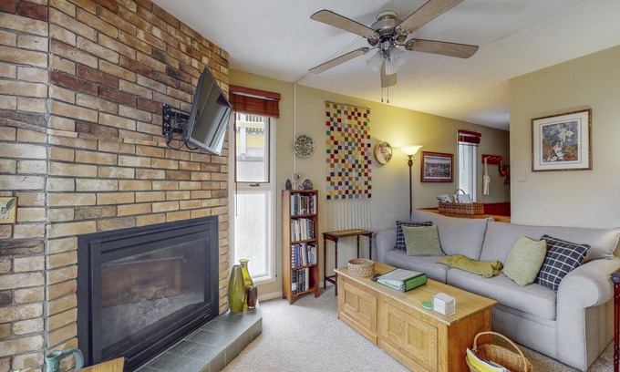 Warren Condo | Cozy Condo with 3 Pools, Sauna, Hot tubs, Tennis - Walk to Sugarbush Resort