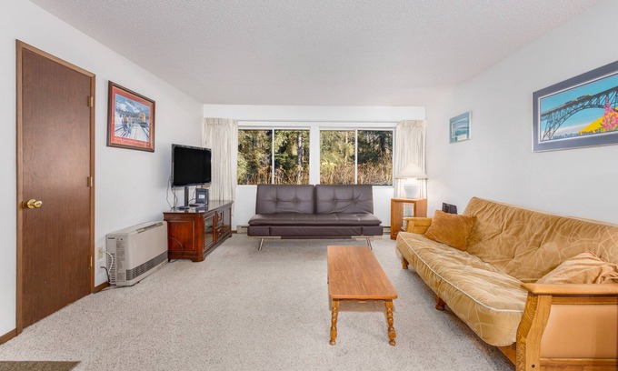 Alyeska Condo | Cozy condo with great downtown location near biking, shopping, dining