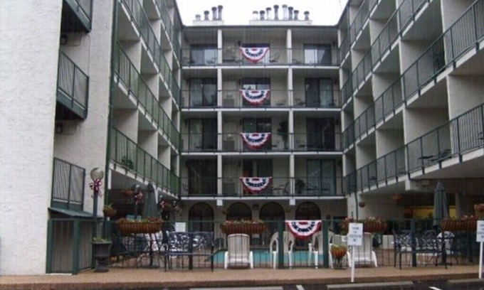 Gatlinburg Condo | Cozy Condo with Kitchenette - Top Floor Downtown Gatlinburg - Walk to Everything