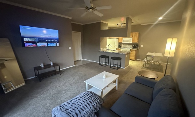 Camelback East Condo | Cozy Condo with Pool in Gated Community by PHX Airport, Tempe, and Old Town ❤️📍