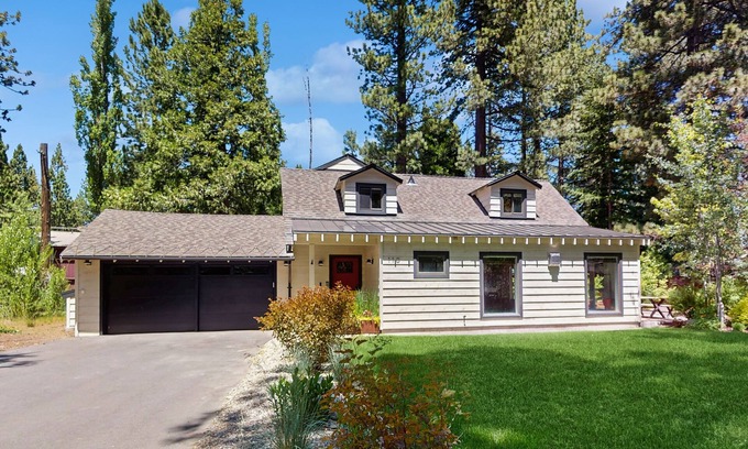 Tahoe Sierra Estates House | Cozy & contemporary, family-friendly home w/free WiFi & a private washer/dryer