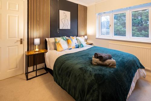 Staple Hill House | Cozy Contractor 5 bedroom 2bath home WIFI Parking SMART TV