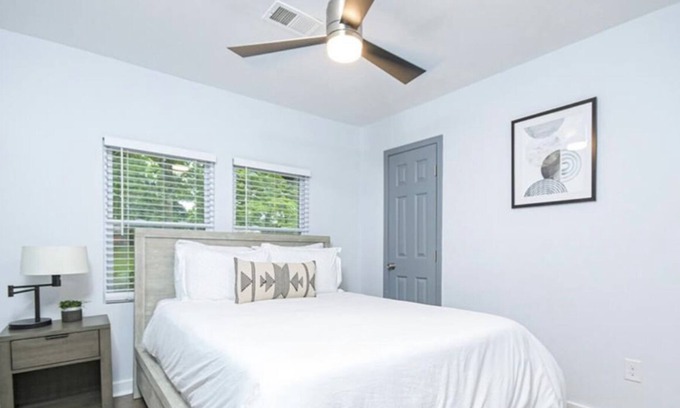 Browns Mill Park House | Cozy & Conveniently located 2 Bedroom house