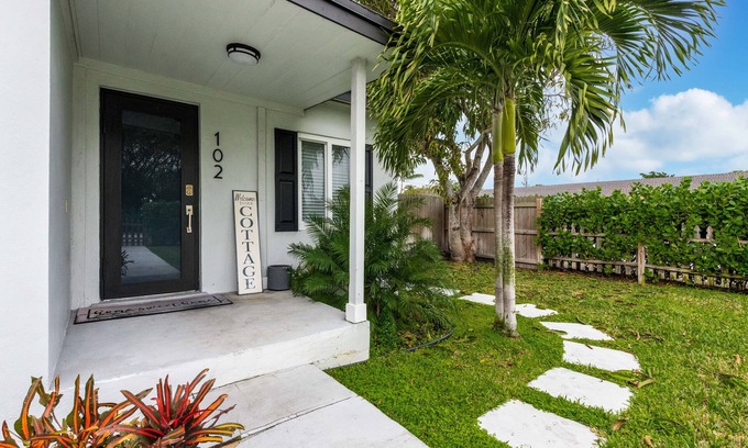 Delray Beach Cottage | Cozy Corner Cottage 2BR 1BA HUGE fenced in Yard