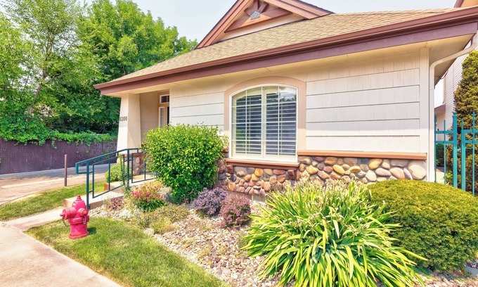 Boise House | Cozy Corner House by the Boise Greenbelt, Fairgrounds, Revolution Concert House.