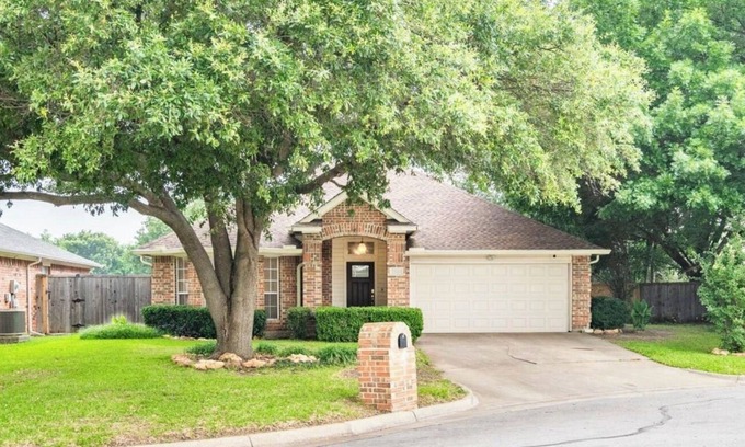 South Arlington House | Cozy Corner Near I-20 & 360, Heart of DFW, Quiet Cul-de-Sac Stay