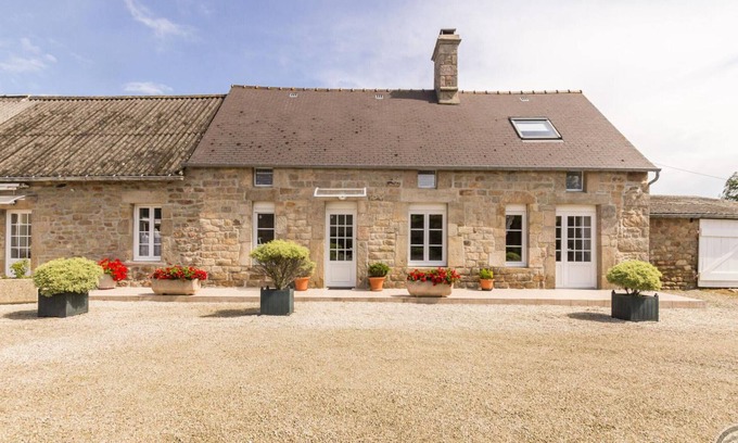 Gatteville-le-Phare Cottage | Cozy cottage with private terrace in Gatteville-le-Phare