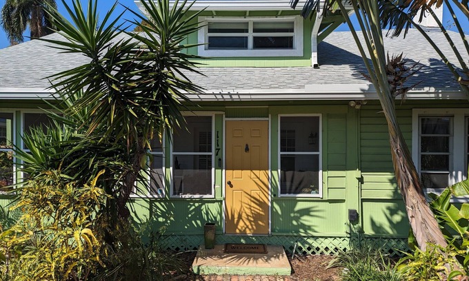 Lake Worth Cottage | Cozy Cottage 2nd Floor Studio - Less Than A Mile From The Beach And Downtown