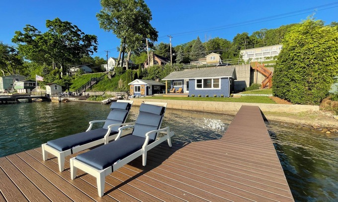 Dundee Cottage | Cozy cottage 3 steps away from the lake!