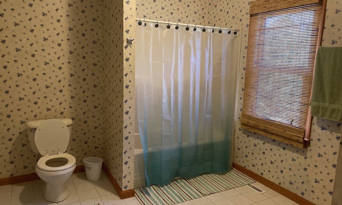 Tri-Cities House | Cozy cottage, 5 min away from shopping center, access to the lake, great views