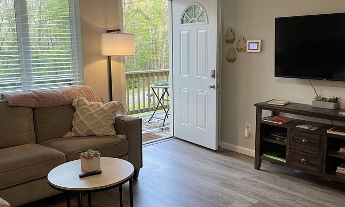 Fairfield Bay House | Cozy Cottage by Marina & Trails. Quiet and Serene!