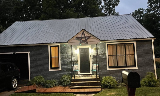 Fayetteville Cottage | Cozy Cottage in Fayetteville. Coolest Small mountain top town , Pet Friendly!