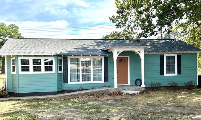 Jacksonville Cottage | Cozy cottage in peaceful, rural setting, 15min away from public beach on lake
