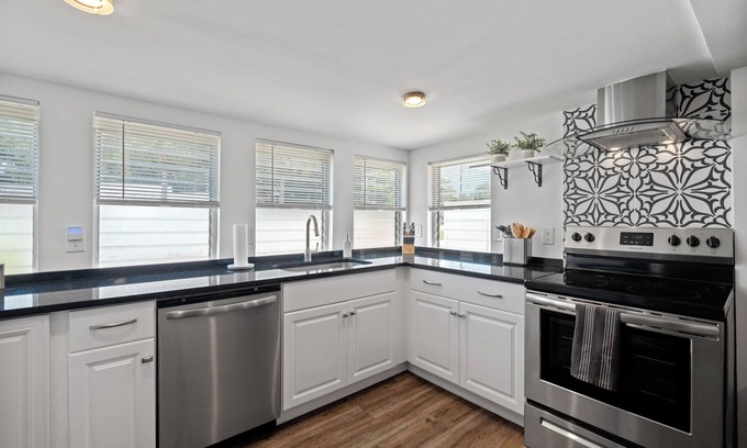 Osprey Cottage | Cozy Cottage in south Sarasota Florida, Close to Beaches!