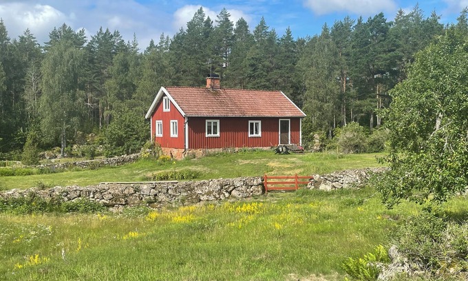 Holmsjo Cottage | Cozy cottage in the middle of the forest near large bathing lake in Blekinge 500 m from St. Alljungen.