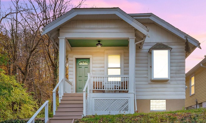 Roselawn Finance House | Cozy Cottage in the Heart of Hyde Park by RedAwning