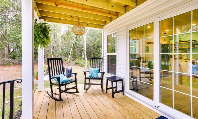 Southport Cottage | Cozy Cottage: Minutes to Downtown Southport!